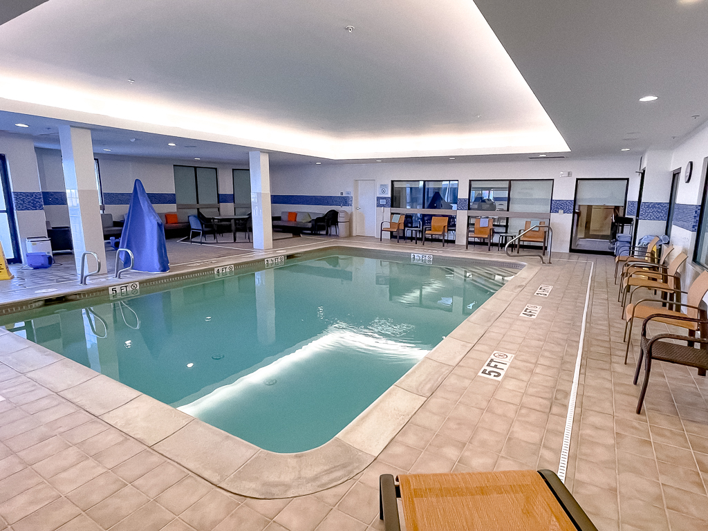 Courtyard Burlington Williston - Piscine 03