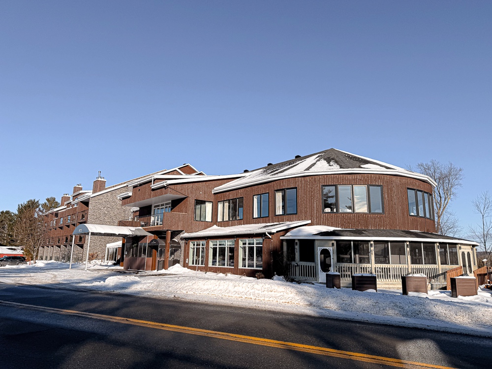 Hotel Lac Brome Best - 1 Facade 02