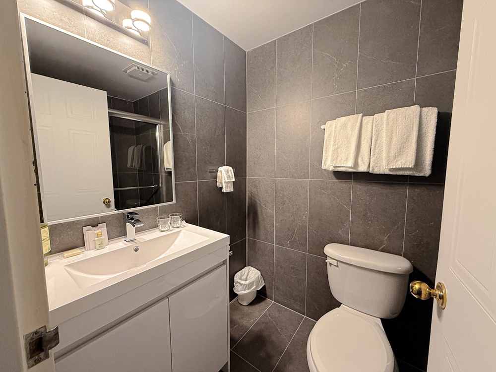 Hotel Lac Brome Best - Chambre SalledeBain 01