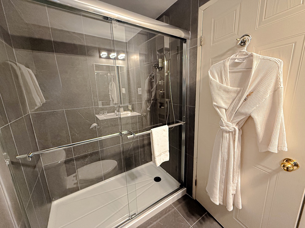 Hotel Lac Brome Best - Chambre SalledeBain 02