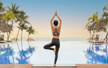 Marriotts avec spa - image vedette femme faisant du yoga au bord de la piscine