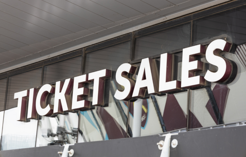 Enseigne « Ticket Sales » au-dessus du guichet de billetterie d'un aréna