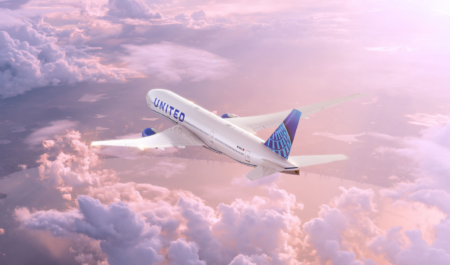 Avion de United Airlines dans un ciel rose avec des nuages