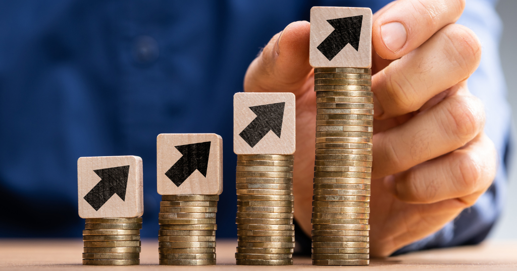 increasing stacks of coins with arrows pointing up