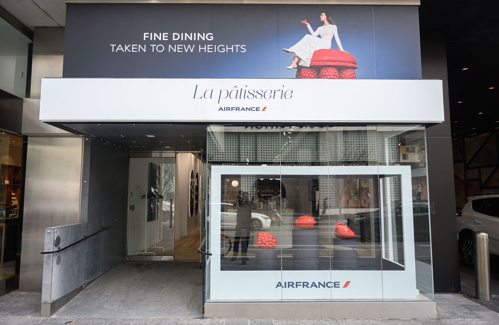 Façade moderne de La pâtisserie Air France à Toronto au 151 Bloor Street West avec vitrine et enseigne élégante