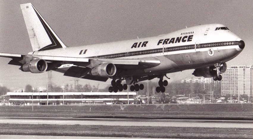 Avion Air France atterrissant à Toronto en 1976, marquant le début de l'histoire de La pâtisserie Air France à Toronto