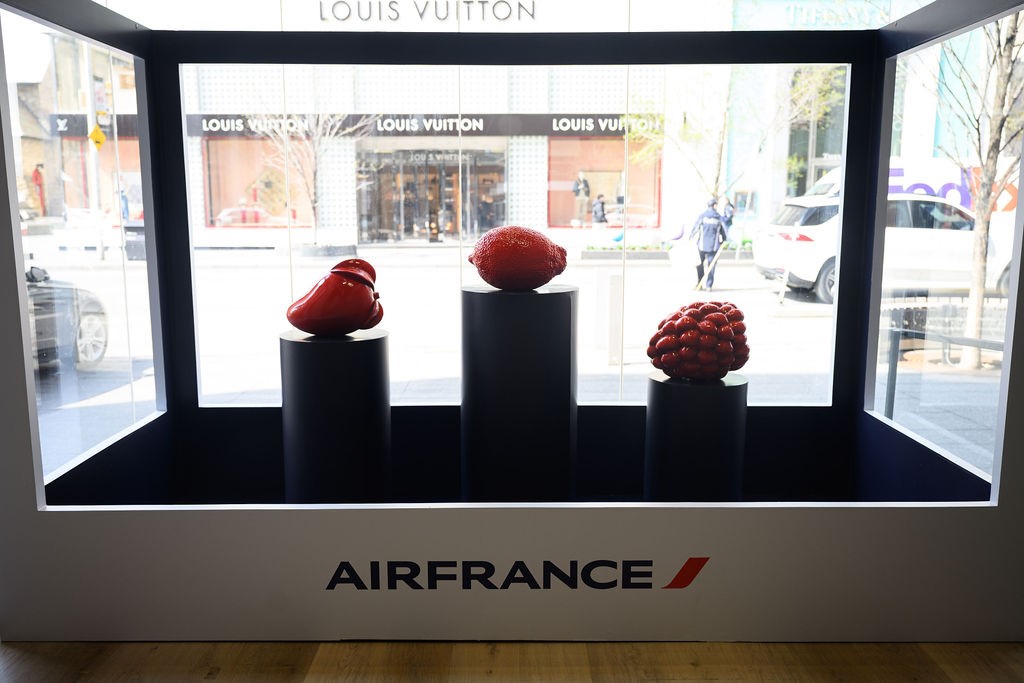 Vue depuis l'intérieur sur la vitrine donnant sur Bloor Street avec pâtisseries rouges à La pâtisserie Air France à Toronto