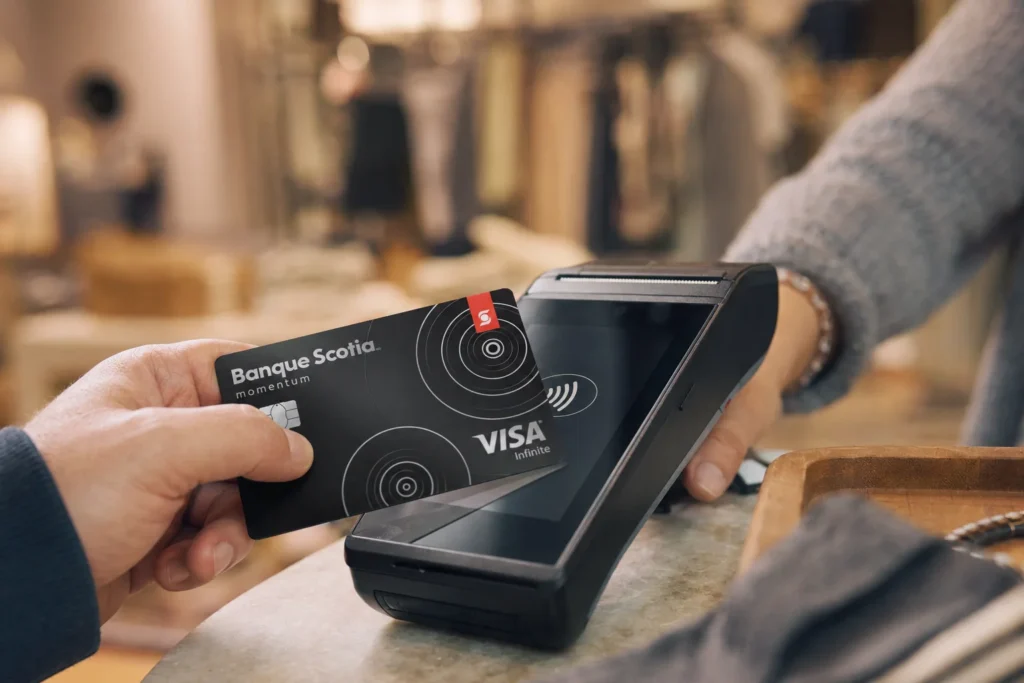 Carte Visa Infinite Momentum Scotiaᴹᴰ en situation caisse de magasin