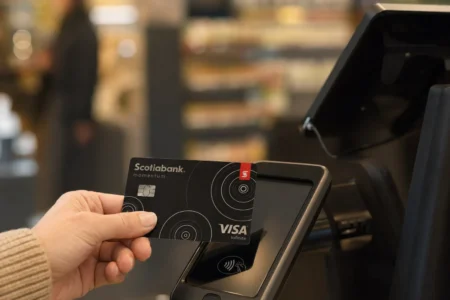 Scotia Momentum® VISA Infinite* card en situation caisse de magasin