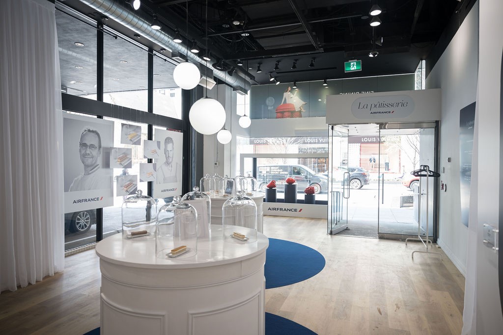 Vue d'ensemble de la boutique moderne de La pâtisserie Air France à Toronto avec vitrines et portraits des chefs