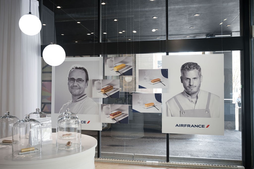 Portraits des chefs Laurent Le Daniel et Yann Couvreur avec pâtisseries sous cloches à La pâtisserie Air France à Toronto