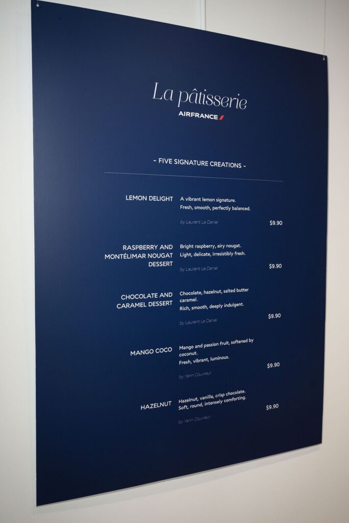 Menu bleu marine affichant cinq créations signature des chefs à La pâtisserie Air France à Toronto, tarifs inclus