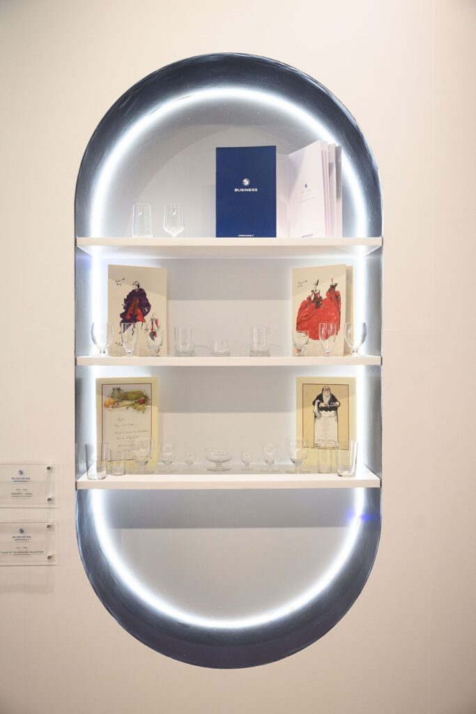 Vitrine illuminée présentant menus vintage et verrerie historique Air France à La pâtisserie Air France à Toronto