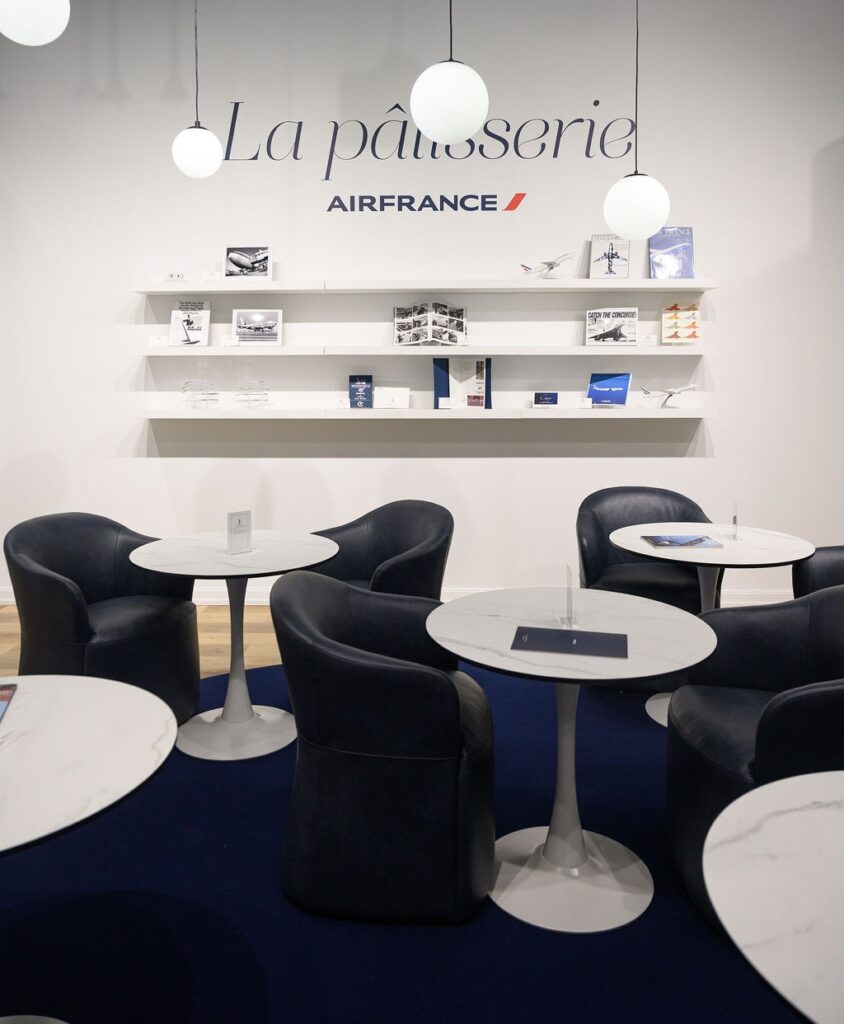 Salon de thé élégant avec exposition historique 50 ans Air France à La pâtisserie Air France à Toronto, ambiance feutrée