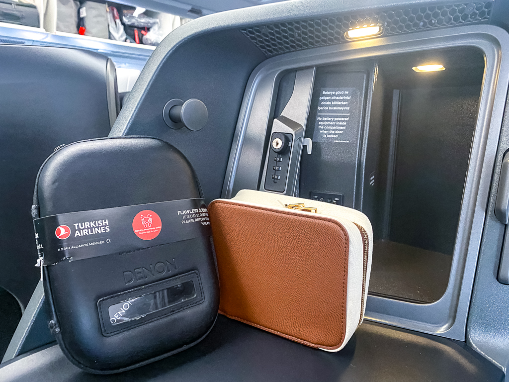 Compartiments de rangement Turkish Airlines classe affaires avec écouteurs Denon et espaces de stockage personnels optimisés