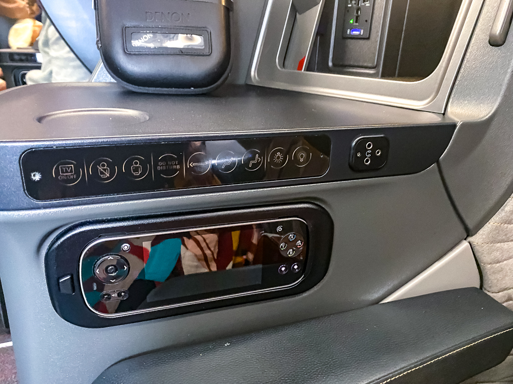 Panneau de contrôle Turkish Airlines avec boutons d'ajustement du siège, éclairage et commandes de confort personnel