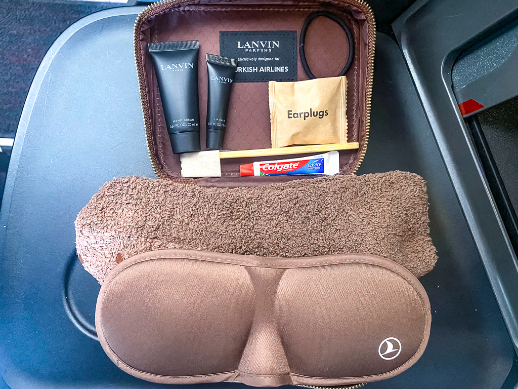 Trousse de toilette Turkish Airlines signée Lanvin avec produits de soins, masque de nuit et accessoires de voyage