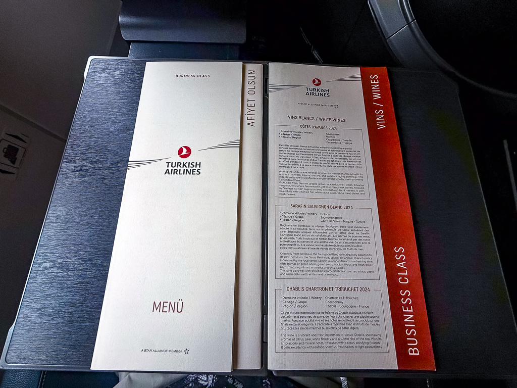 Collection complète des menus Turkish Airlines classe affaires avec carte des vins et options repas étalés sur la tablette