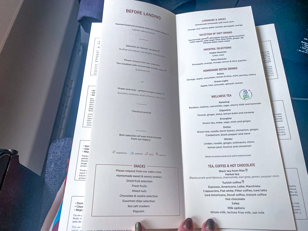 Menu Turkish Airlines avant atterrissage proposant pain grillé, boissons détox, thés wellness et collations variées
