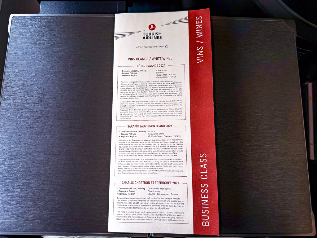 Carte des vins blancs Turkish Airlines classe affaires avec Côtes d'Avanos, Sarafin Sauvignon Blanc et Chablis Chartron