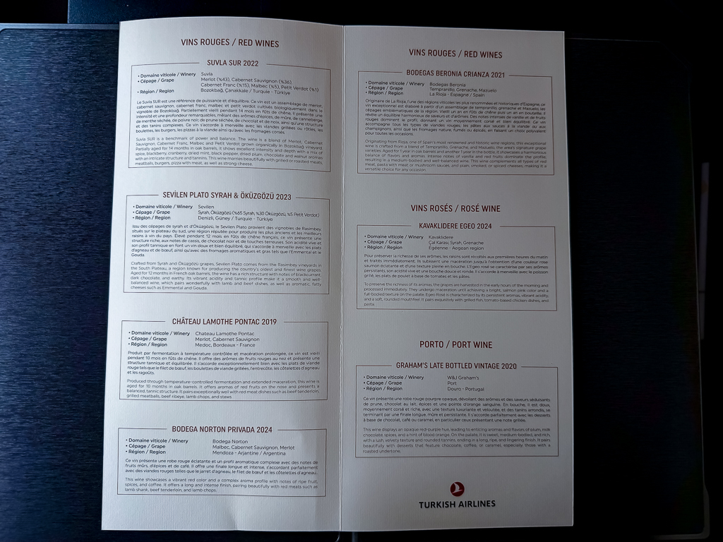 Menu Turkish Airlines détaillant les vins rouges et rosés disponibles en classe affaires avec descriptions des cépages
