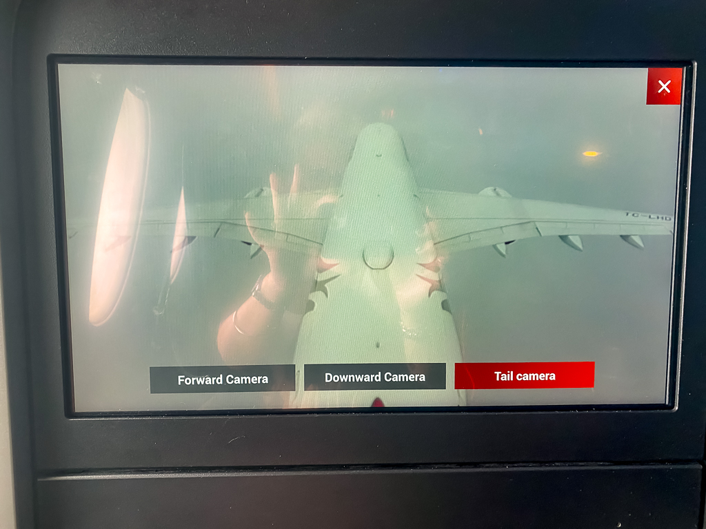 Vue de la caméra arrière Turkish Airlines montrant l'avion A350 en vol avec les options de caméras disponibles