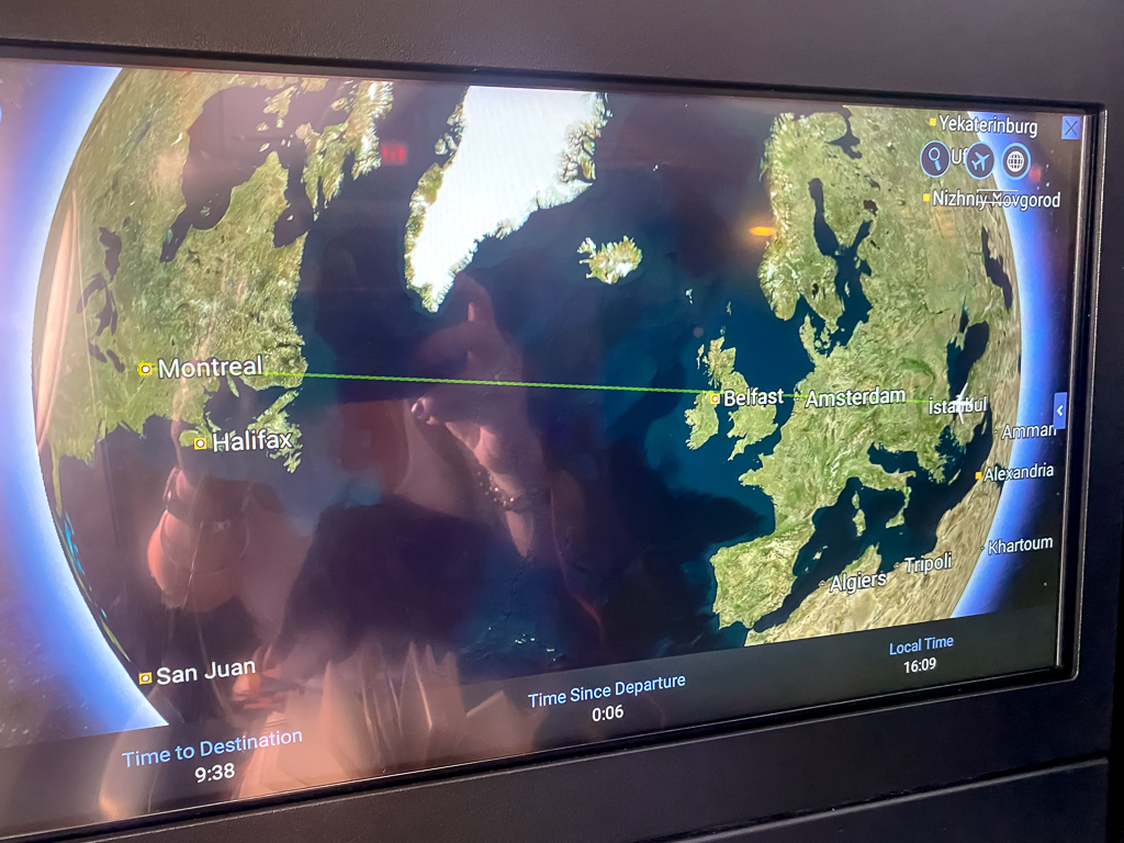 Écran de divertissement Turkish Airlines affichant la carte de vol avec la progression du trajet Istanbul-Montréal