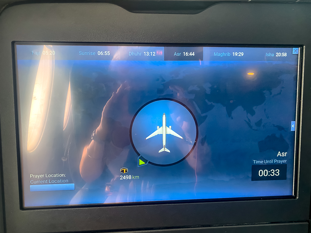 Écran de vol Turkish Airlines A350 affichant heures de prières et destinations avec carte interactive du trajet
