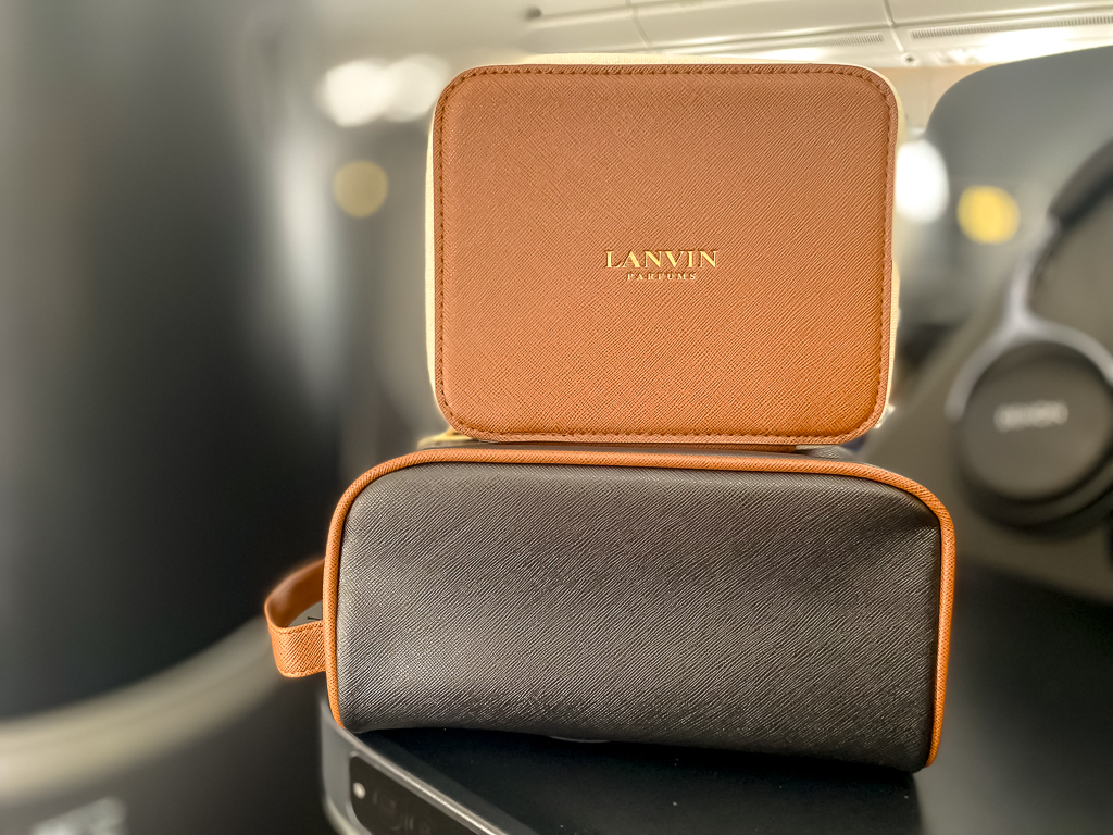 Trousse de toilette Turkish Airlines by Lanvin en cuir orange avec amenities de luxe pour passagers classe business