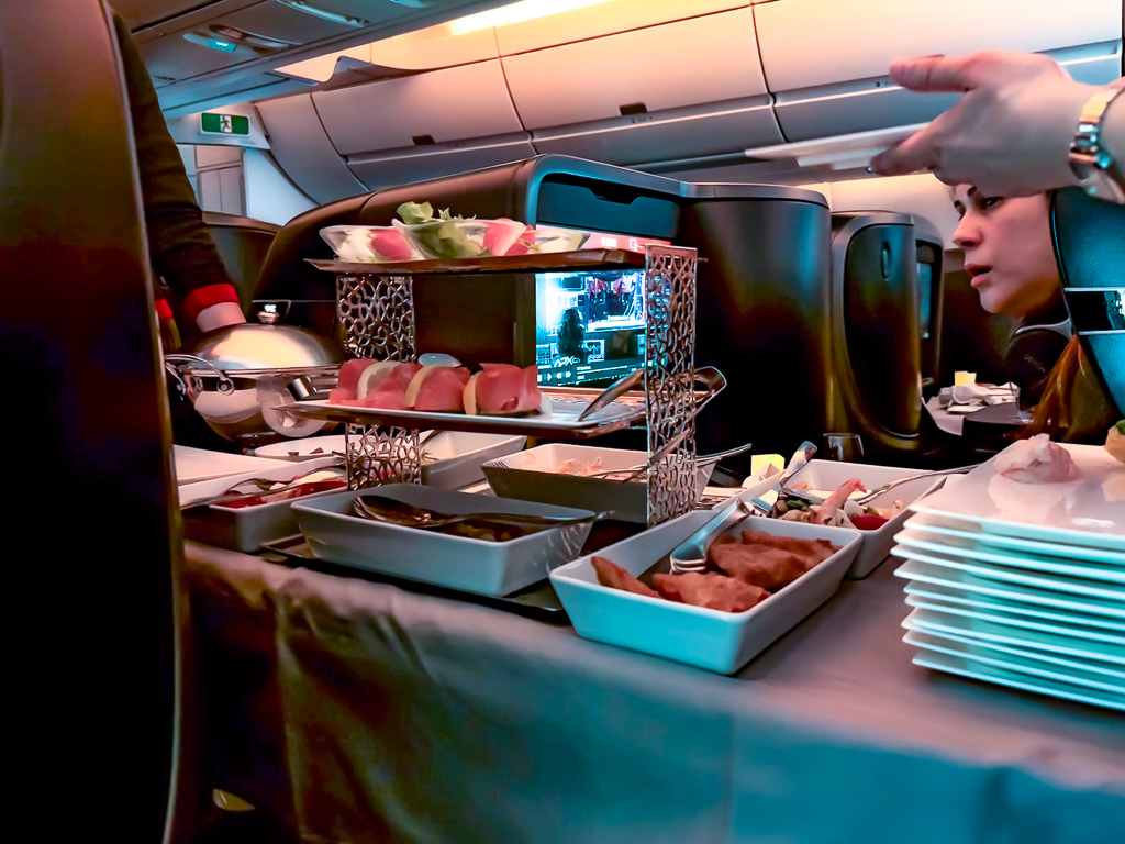Préparation du service repas Turkish Airlines en galley classe business avec plateau à étages et personnel de cabine