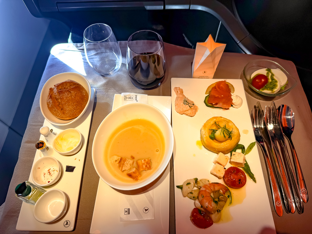 Entrées mezze Turkish Airlines avec soupe, tomates farcies et sélection d'apéritifs méditerranéens en classe business