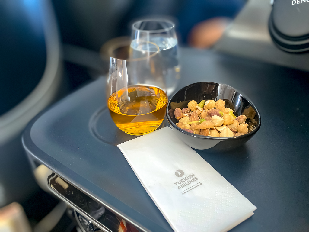 Apéritif Turkish Airlines classe business avec whisky et amandes grillées servis avant le repas principal
