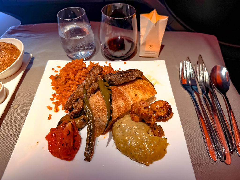 Plat principal Turkish Airlines classe business avec agneau grillé, légumes de saison et bulgur accompagné de vin rouge