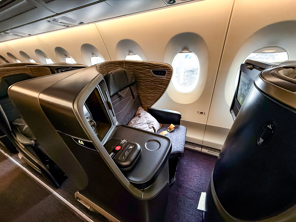 Suite classe affaires Turkish Airlines cote hublot A350 avec siege inclinable, rangements et vue exterieure