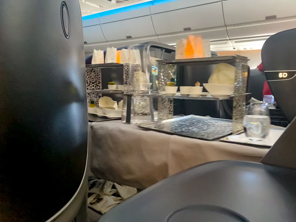 Vue de la cabine classe business Turkish Airlines A350 pendant le service gastronomique avec plateau à étages