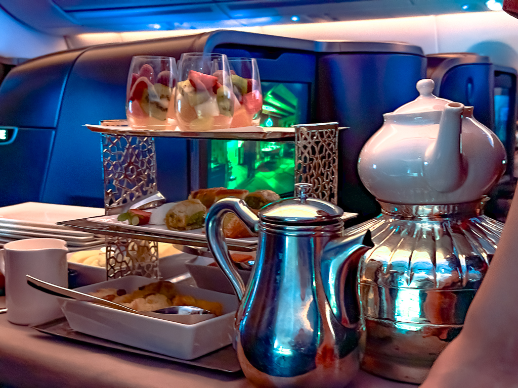 Service à thé traditionnel Turkish Airlines avec théière argentée et présentation raffinée en classe business A350