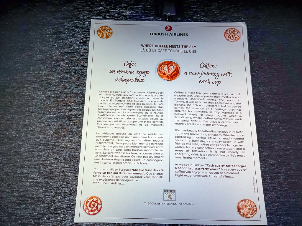 Brochure Turkish Airlines présentant la culture du café turc et l'expérience gastronomique à bord en français et anglais