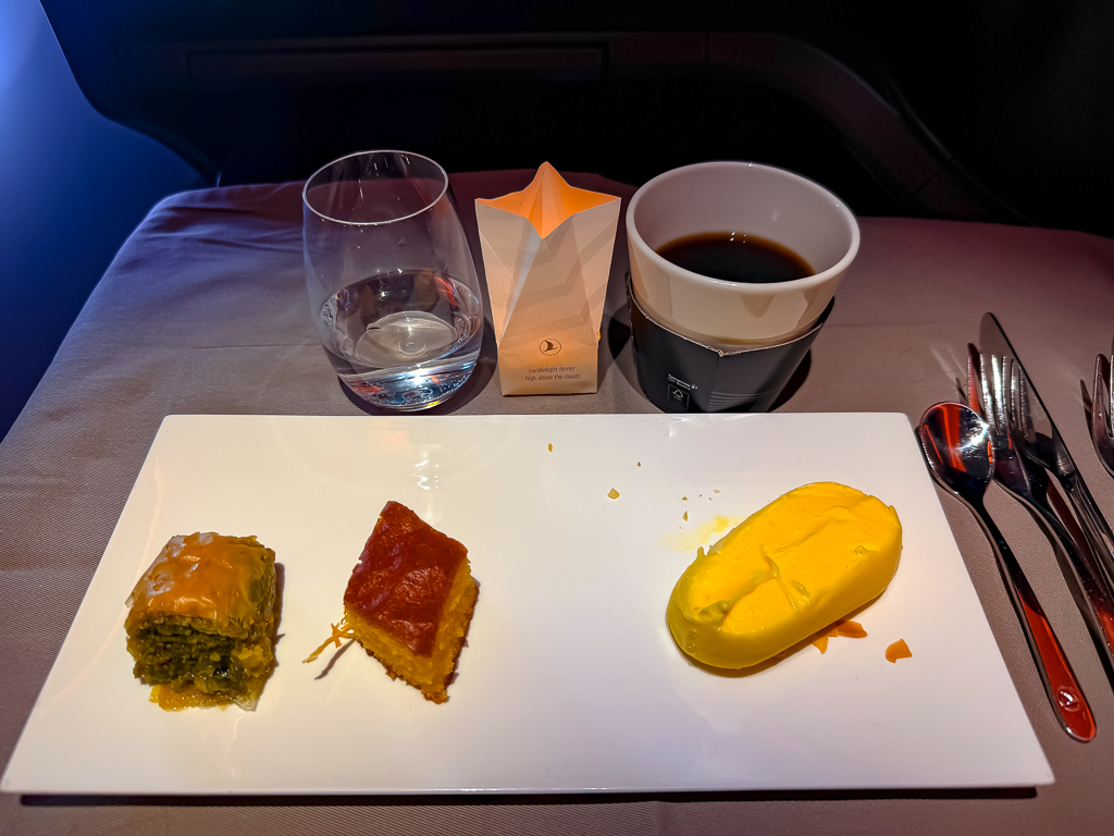 Desserts Turkish Airlines classe business avec baklava, pâtisseries turques et sorbet mangue servis avec café turc