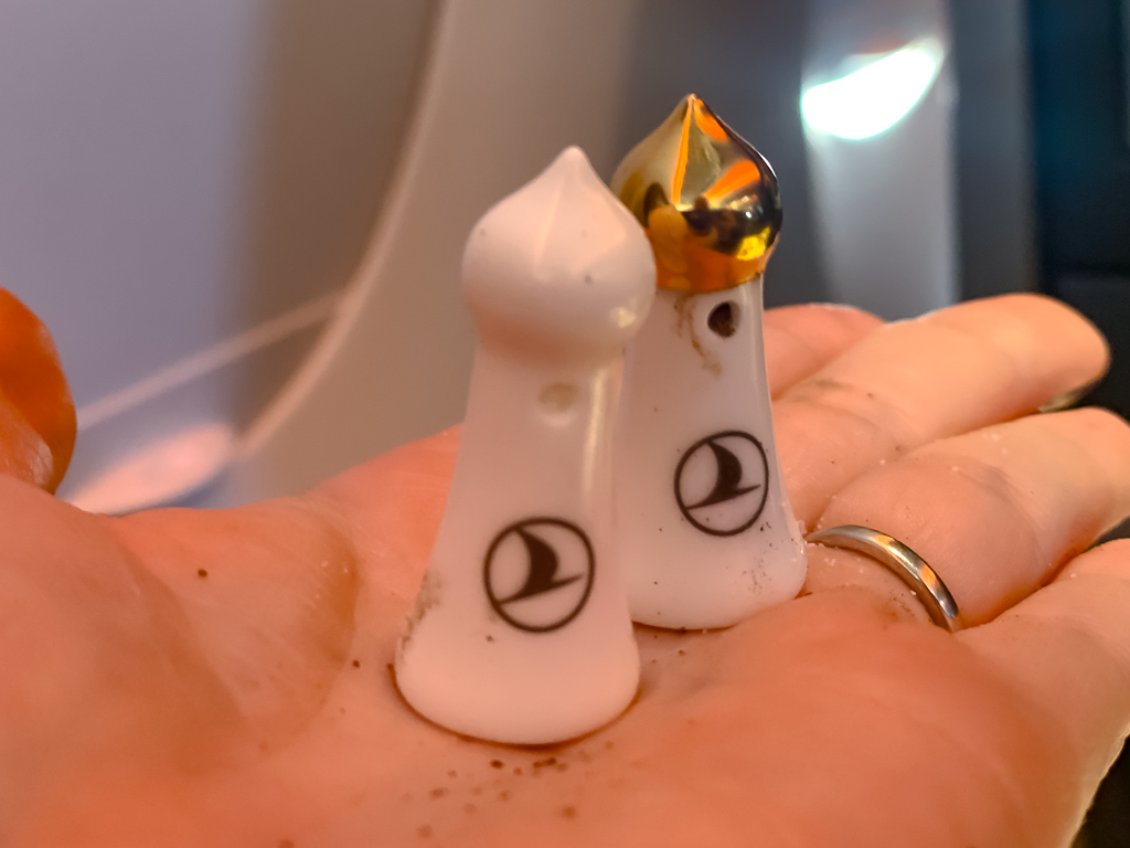 Amenity kit Turkish Airlines en forme de mosquée miniature blanche avec dômes dorés, cadeau signature de la compagnie