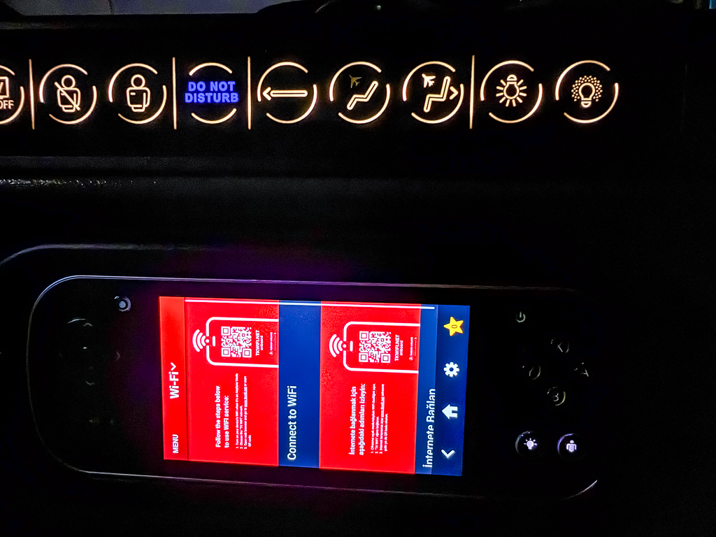 Système de divertissement Turkish Airlines A350 affichant les options de connexion WiFi avec codes QR
