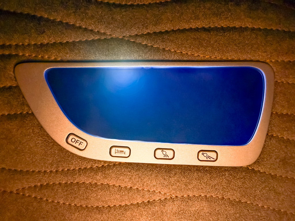 Écran de contrôle Turkish Airlines classe affaires avec boutons tactiles pour gérer l'éclairage et les services