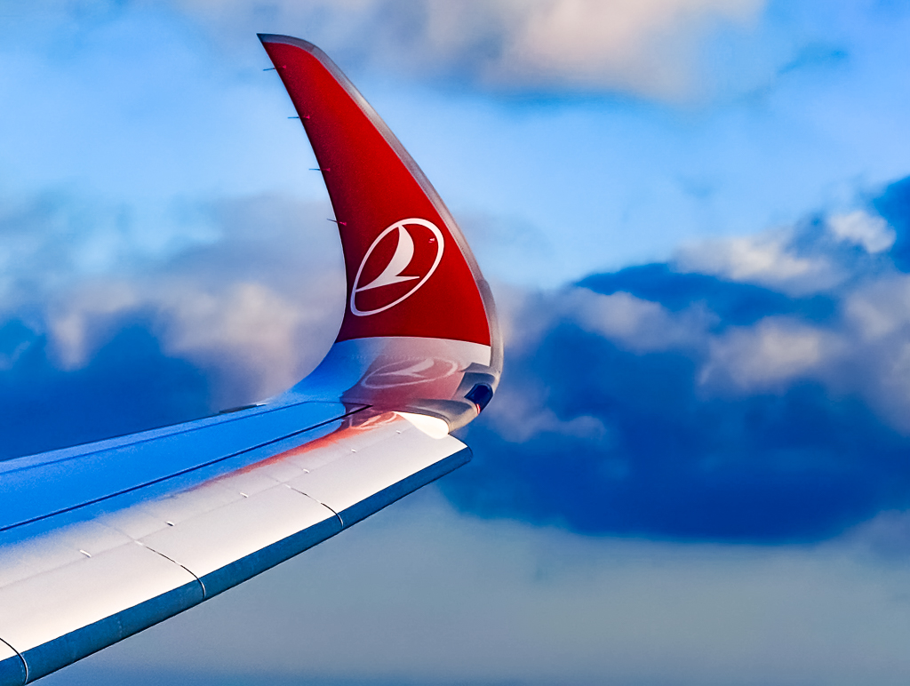 Aileron winglet Turkish Airlines A350 avec logo de la compagnie visible pendant le vol au-dessus des montagnes