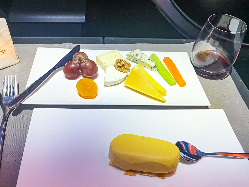Plateau de fromages Turkish Airlines classe affaires avec sélection variée, fruits et accompagnements, servi avec du vin