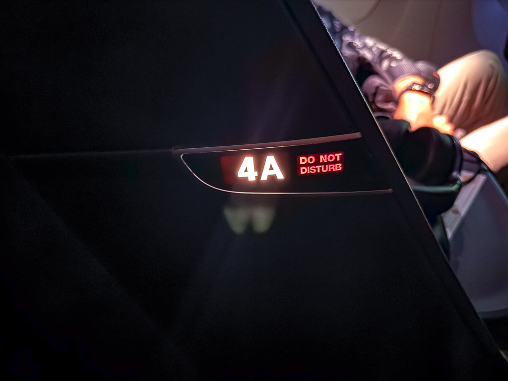 Indicateur lumineux Turkish Airlines classe affaires affichant 'DO NOT DISTURB' pour le siège 4A dans la cabine A350