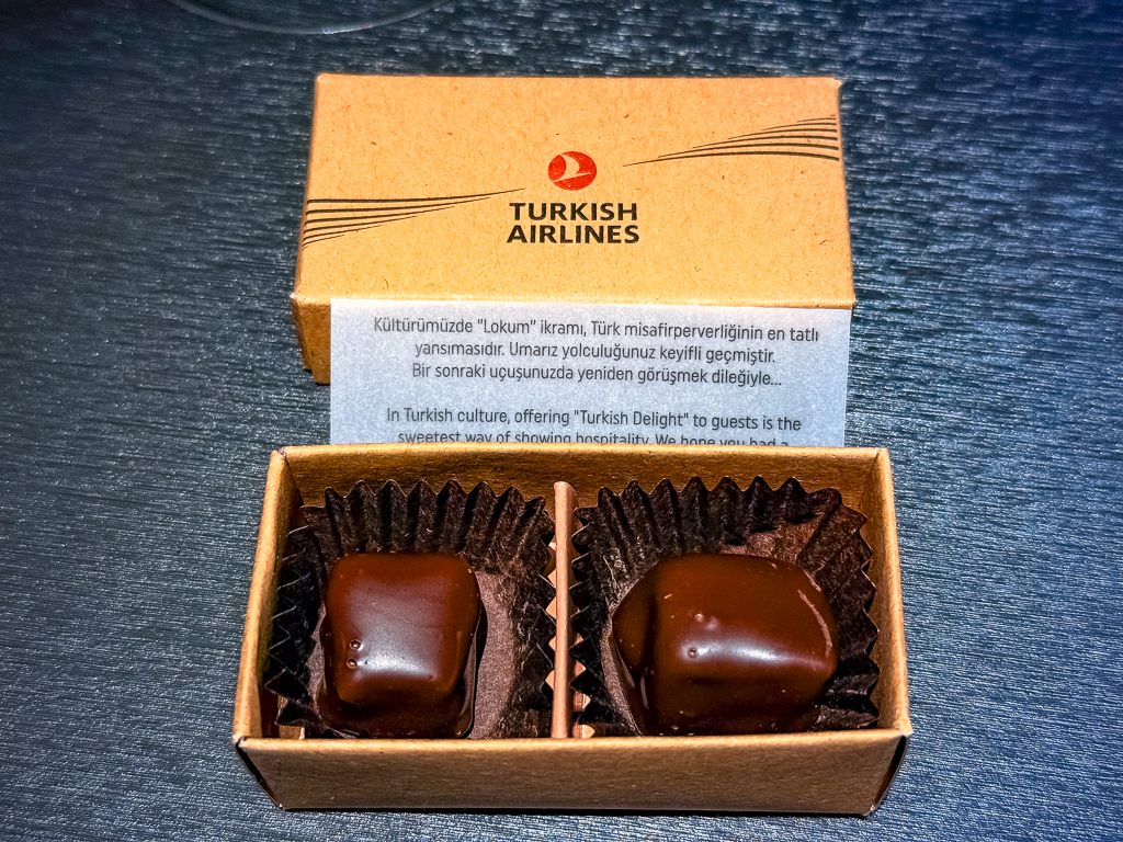 Boîte de chocolats Turkish Delight offerte par Turkish Airlines avec deux confiseries dans un élégant écrin