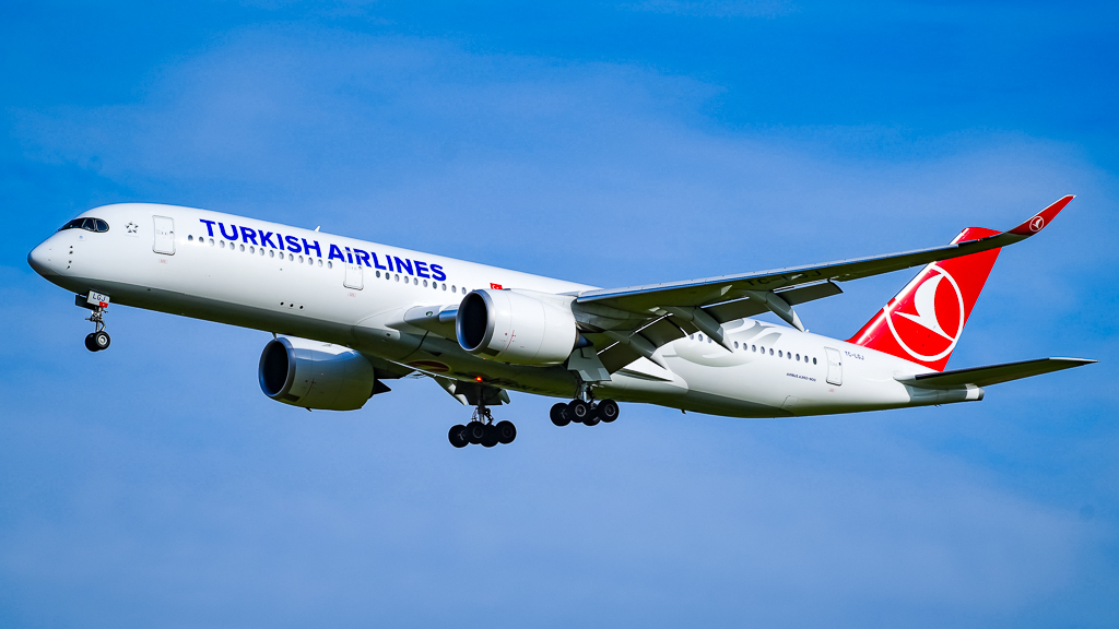 Turkish Airlines Airbus A350 en vol avec sa livrée blanche et rouge distinctive sur fond de ciel bleu
