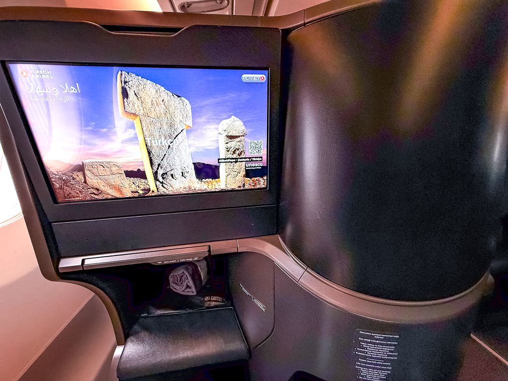 Système de divertissement Turkish Airlines diffusant un documentaire sur la Turquie avec paysages historiques sur grand écran