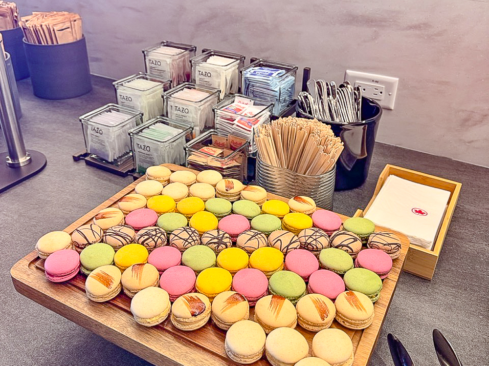 Plateau de macarons et présentoir de thés au Café Air Canada de l'aéroport de Vancouver, zone des vols intérieurs