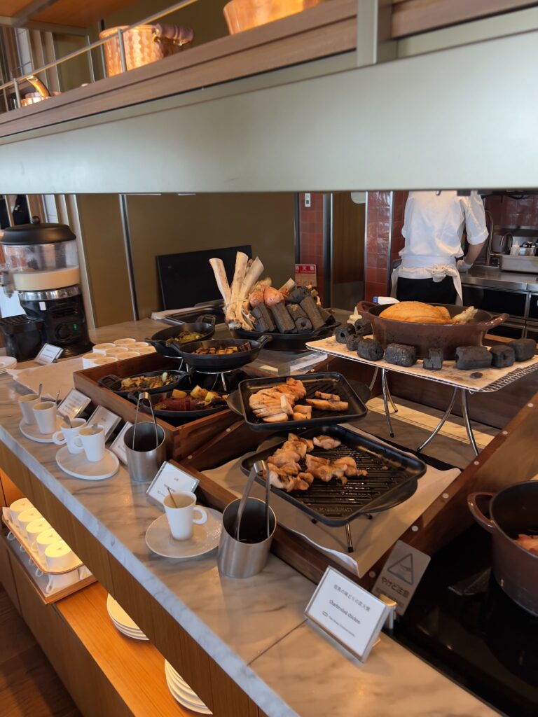 Buffet breakfast du Autograph Osaka avec viennoiseries, pains, fromages et charcuteries dans un cadre moderne