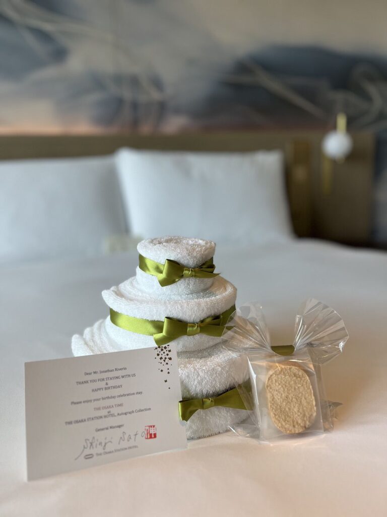 Aménagement de bienvenue de l'Autograph Osaka avec serviettes en forme de gâteau et biscuits